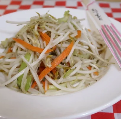 Chop suey with bean sprouts, carrot and celery